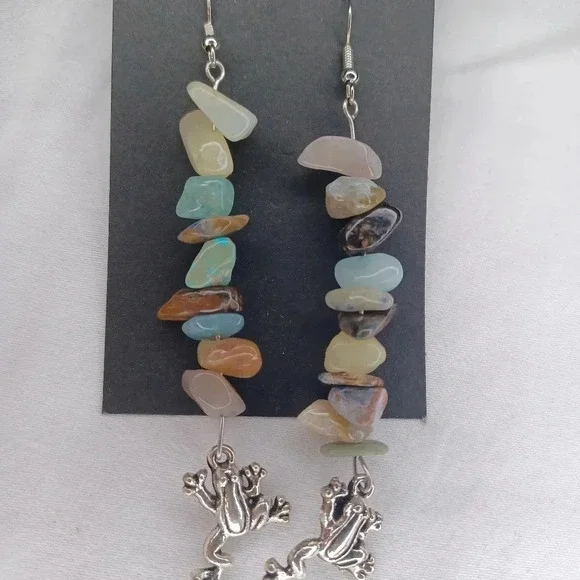 Handmade stone and frog earrings - Picture 2 of 3